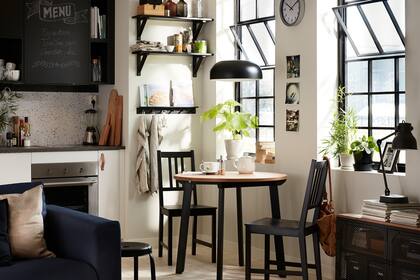 Los muebles pintados de negro son el común denominador de este estilo