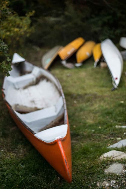 Kayaks a disposición de los clientes en el restaurante La sirena y el capitán en Puerto Almanza.