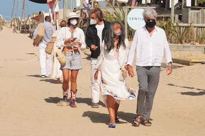 Domingo 10. Dignity y Andrey a pura complicidad luego de compartir una comida con Guillermo Rivero y Rita del Valle, los papás de ella