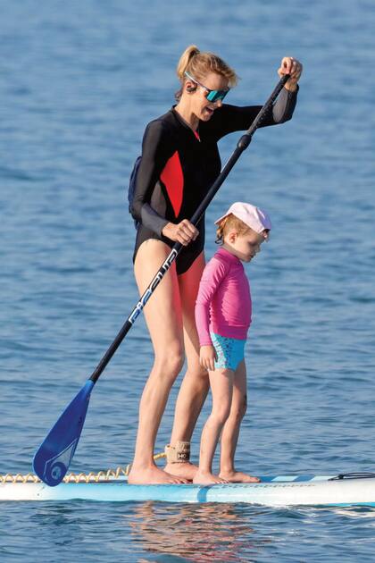 Una tierna imagen junto a su hija Gabriella, haciendo paddleboard.
