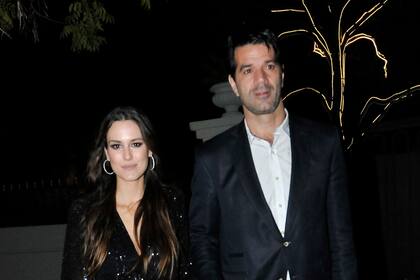 Luli Fernández lució un look total black con brillosas lentejuelas, y llegó acompañada de su marido, Cristian Cúneo Libarona