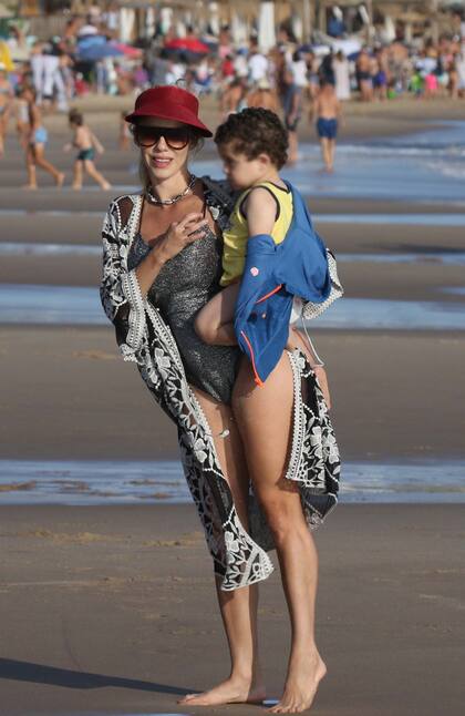 Lola Bezerra caminó por la orilla junto a su hijo Benicio