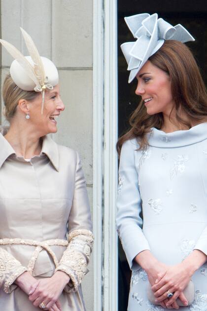 Kate y Sofía se entienden a la perfección y saben desempeñar –sin opacarse– el rol que le toca a cada una dentro de la corona británica. Su vínculo es tan estrecho que la condesa se ocupó en varias oportunidades de asesorar (y hasta comprarle ropa) a la duquesa de Cambridge. 