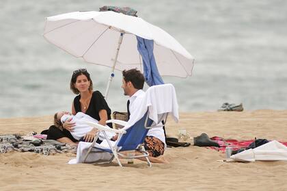 El viernes 7, la pareja de actores y sus hijas, Rufina Cabré y Magnolia Vicuña, fueron a la playa, donde la menor y más mimada fue acunada por las olas y el viento.
