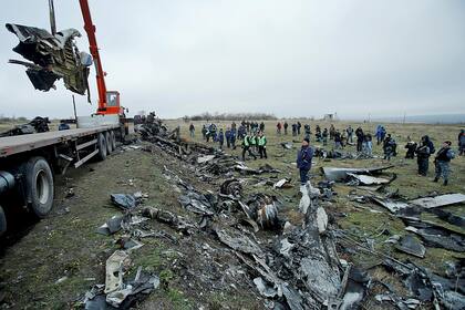 Una grúa transportó los restos del avión Boeing 777 de Malaysia Airlines