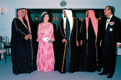 Durante una visita de Estado a Arabia Saudita, en 1979, la Reina y el príncipe Felipe reciben en su “casa flotante” al rey Khaled (en el centro de la imagen) y a los príncipes Fahd y Abdullah.