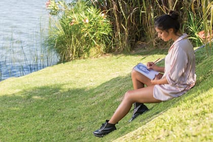 Sol termina uno de los retratos que hace en su tiempo libre.