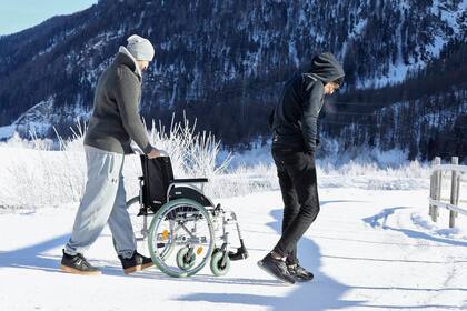 Lapo tiene que usar una silla de ruedas, pero ya empezó a dar sus primeros pasos, fruto de la rehabilitación física que está realizando en Suiza