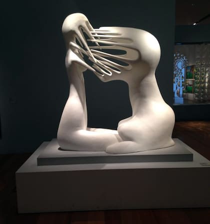 La obra "Lo imposible" de María Martins despertó interés en la primera dama de Francia principalmente por su trasfondo: la escultora la creó tras vivir una historia clandestina.