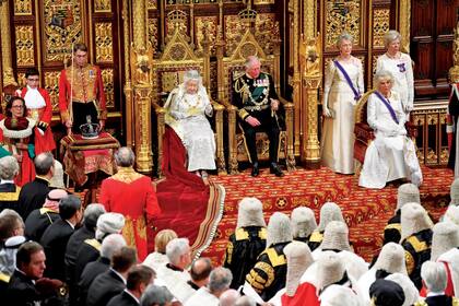 Este año, por tercera vez en sus 65 aperturas del Parlamento, la Reina decidió no utilizar la Corona Imperial del Estado –que fue colocada a su derecha sobre un almohadón– y la cambió por la Jorge IV, más liviana