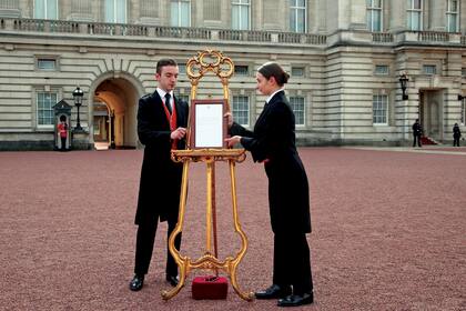 Como la tradición indica, el nacimiento del bebé real fue anunciado con un comunicado impreso, ubicado en un atril en el Palacio de Buckingham durante 24 horas