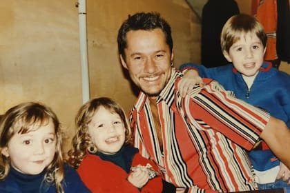 Tiene 22, desde hace cuatro años colgó los botines para dedicarse a la música y, como él mismo dice, “aportar mi granito de arena a una familia de artistas”.