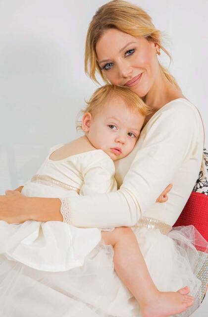 Evangelina abraza a su “abrojito”, como llama a la más chiquita de la casa.