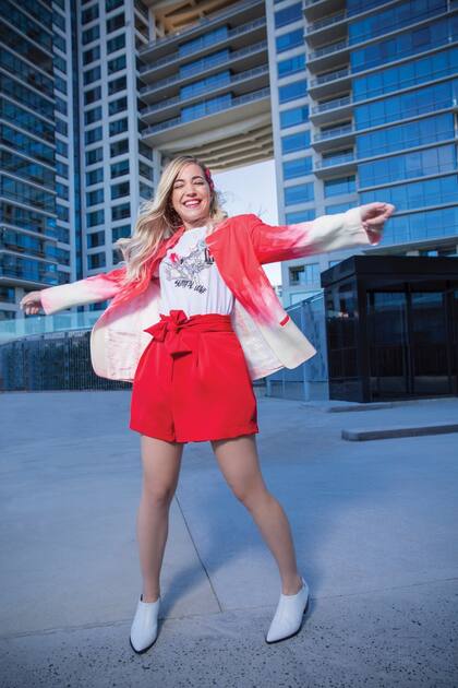 “Me fui a los 2 años y no recuerdo nada”, dice, mientras se declara fanática del asado y las milanesas con puré.