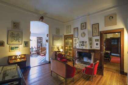 En este pequeño living, decorado con muebles estilo Luis XV, es donde el dueño de casa recibía a sus amigos más cercanos durante el invierno. Está decorado principalmente con dibujos que le fueron regalando a lo largo de su vida. Al fondo, se aprecia el jardín de invierno