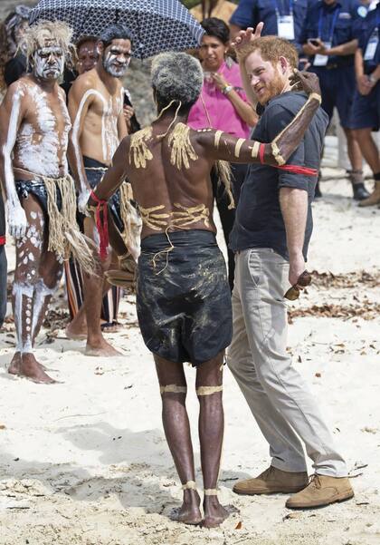 Harry en plena conversación con un grupo de aborígenes.