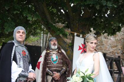 Con el caballero don Pedro Huerga como maestro de ceremonias, Sheila y Eduardo dieron el sí. El casamiento, que contó con el aval de la Orden de la Rosacruz de Alejandría, fue el pasado 13 de julio en el pueblo de Covarrubias.