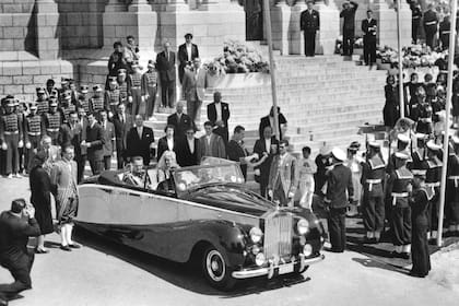 Tras la boda religosa, los novios recorrieron el principado a bordo de un Rolls-Royce descapotable. Rainiero –vestido con su uniforme militar de gala– finalmente había encontrado a su princesa.