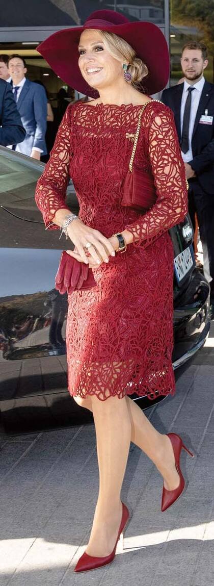 Durante el tercer día, la Reina estuvo en la ciudad de Homburg, y para ese momento optó por un traje de Natan que ya le habíamos visto en octubre de 2017, en su paso por la Galería Real de Pinturas.