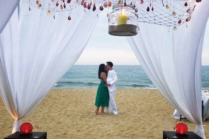 "Permítanme que les presente a la futura señora Ducruet, ella dijo sí y ahora estamos comprometidos", escribió en su cuenta de Instagram el hijo de Estefanía de Mónaco.