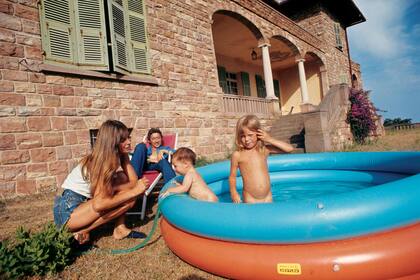 Mientras Kate y Charlotte disfrutan de un chapuzón, supervisados por mamá y papá. Transcurría el verano de 1972, en Saint Tropez