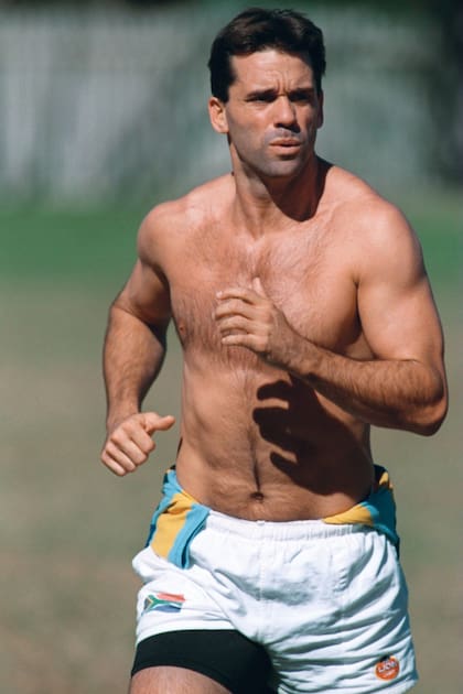 Unos meses antes de dejar el seleccionado argentino, Diego participó de su tercer Mundial con los Pumas, en Sudáfrica. En la foto, que fue tomada durante un entrenamiento en mayo de 1995, se lo ve con la camiseta de entrenamiento de su equipo.