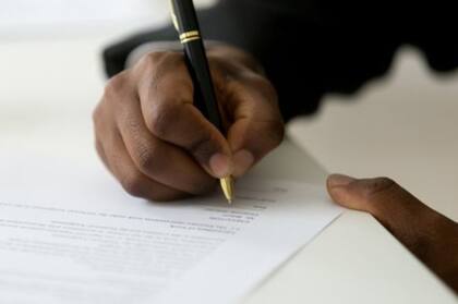 Cuando empieces el proceso de buscar empleo, detente a pensar en todas tus fortalezas y escríbelas.