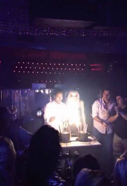 Nicole se lució como anfitriona y acompañó a su novio en el momento de soplar las velitas