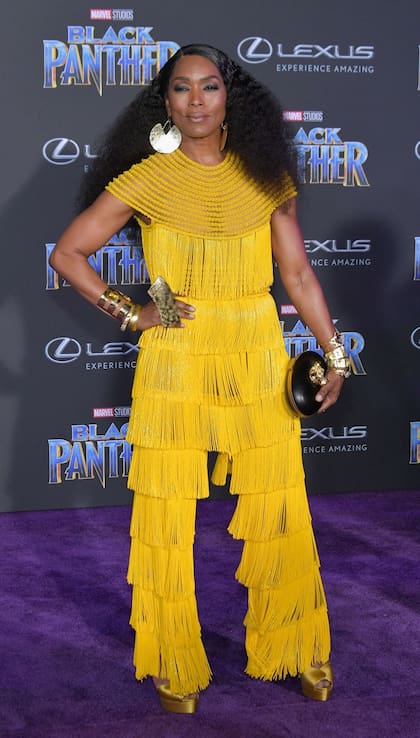 Angela Basset y un increíble mono amarillo de Naeem Khan