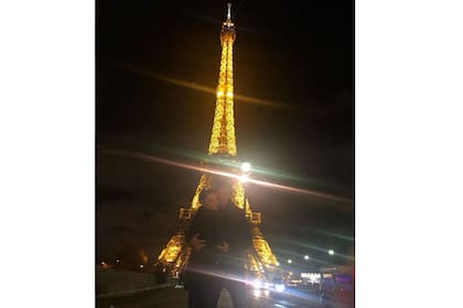 Pampita y Rober fueron a visitar la Torre Eiffel 