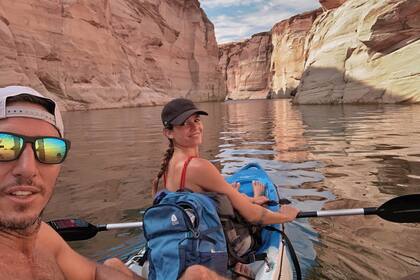 Aventureros, cargaron lo indispensable en una mochila y alquilaron un kayak para remar durante dos horas en Lake Powell, uno de los atractivos más emblemáticos de Lower Antelope Canyon, también en Arizona.