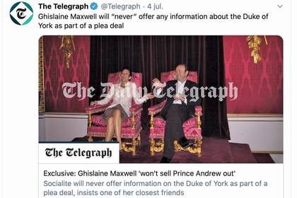 The Telegraph recuperó esta polémica foto, donde Ghislaine Maxwell y Kevin Spacey –que enfrentó cargos de acoso sexual aunque sin relación con Epstein– ocupan las Sillas de Estado. Fue durante un recorrido privado por el palacio organizado por el duque de York para el expresidente Bill Clinton.