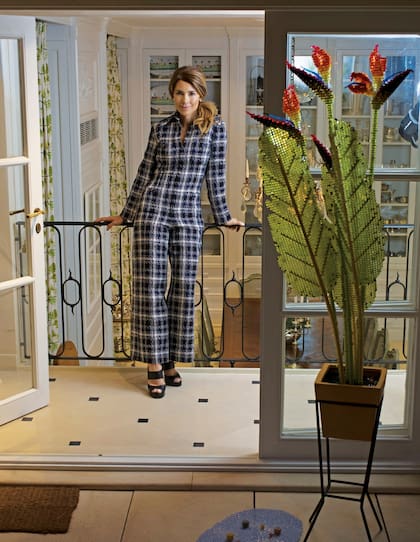 Con un cancherísimo mono de Chanel, posa frente a la planta que es una obra de Román Vitali, el reconocido artista rosarino.