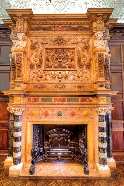 La gran chimenea de la sala de billar. El arquitecto Pater se inspiró en el Renacimiento francés para diseñarla.