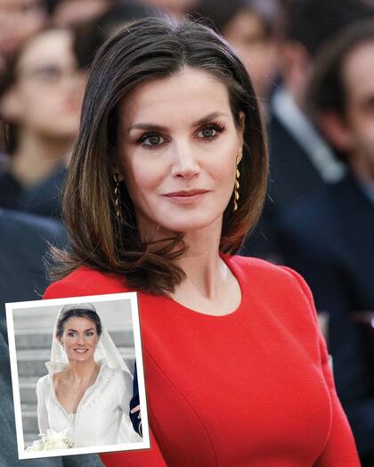 Letizia, reina consorte de España, en la actualidad, y un recuerdo de su boda en mayo de 2004 con Felipe VI