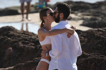 Angie Landaburu y Tomás Eurnekian sellaron su día playero con un beso muy romántico