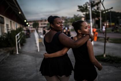 Para cientos de niñas, la escuela de ballet ha sido un descanso de la violencia y la pobreza que aquejan sus barrios
