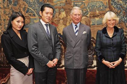 Dueña de una calidez única, sabe dejar su impronta cada vez que acompaña a su marido, como en 2011, cuando visitaron al príncipe Carlos y a la duquesa de Cornwall en Clarence House.