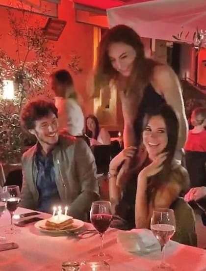 Bleu y Pico estuvo sentado a su lado, siempre dispuesto a consentirla.