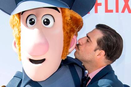 Beso a beso: Jason Schwartzman se mostró muy cariñoso con uno de los personajes de Klaus