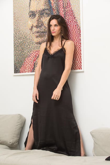 Posa junto a una foto de una mujer que ella misma retrató en un viaje a India. “La presenté el año pasado en una exposición organizada en el Hipódromo de Palermo durante el evento Coraje y Energía, junto a la artista María Baylac”, explica.