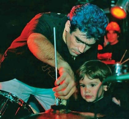 Ramiro junto a su papá minutos antes de brindar un nuevo recital. Hoy el actor está de novio con Melina Terreros y sueña con ser padre en un futuro cercano. "Nos veo viviendo juntos, rodeados de hijos", revela.