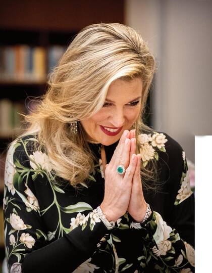 Para cuidarse del coronavirus, Máxima evitó dar la mano (todo lo que pudo), e incluyó guantes en varios de sus outfits