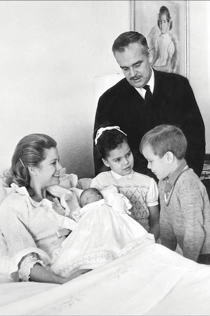 Los soberanos posan con sus hijos, los príncipes Carolina y Alberto, el 4 de febrero de 1965 después del nacimiento de su tercera heredera, la princesa Estefanía.
