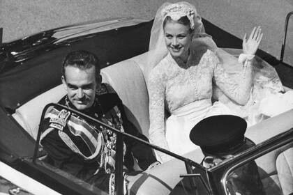 Grace tenía 26 años y Raniero 33 cuando unieron sus destinos para siempre. “No quiero estar casada con alguien que se vea amenazado por mi éxito. Tampoco querría entrar a un restaurante y que el maitre se refiera a mi marido como ‘señor Kelly’”, había dicho la star en una entrevista.