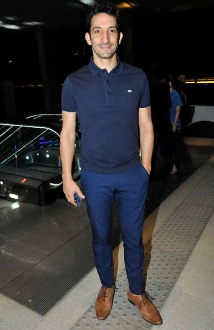 Juan Minujín también dijo presente en el evento del mundo de la moda, y asistió con un look elegante sport