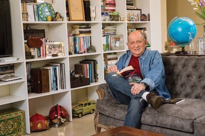 El periodista, en su lugar preferido de la casa para sentarse a leer