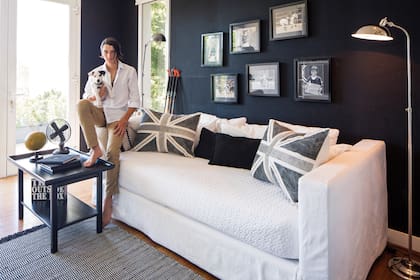 La habitación de Santiago, su hijo mayor (que posa con Tequila), está entonada en negro y blanco y llena de recuerdos, trofeos y tacos de polo, su gran pasión.