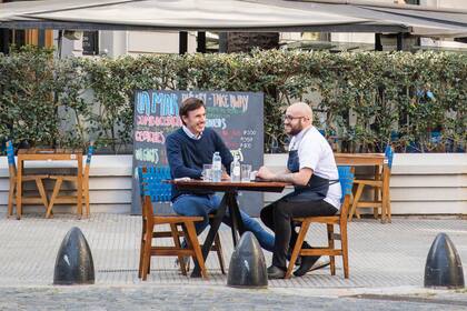 En plena charla con el chef responsable de la cocina de La Mar, Gustavo Montestruque, en una de las mesas recientemente habilitadas sobre la vereda.