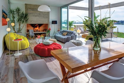 Los sillones de colores –de Roche Bobois– cobran protagonismo y dan la bienvenida al luminoso living. El decorador de interiores Hernán Arriaga (argentino, radicado en Miami) mezcló los estilos moderno y clásico en su justa medida.